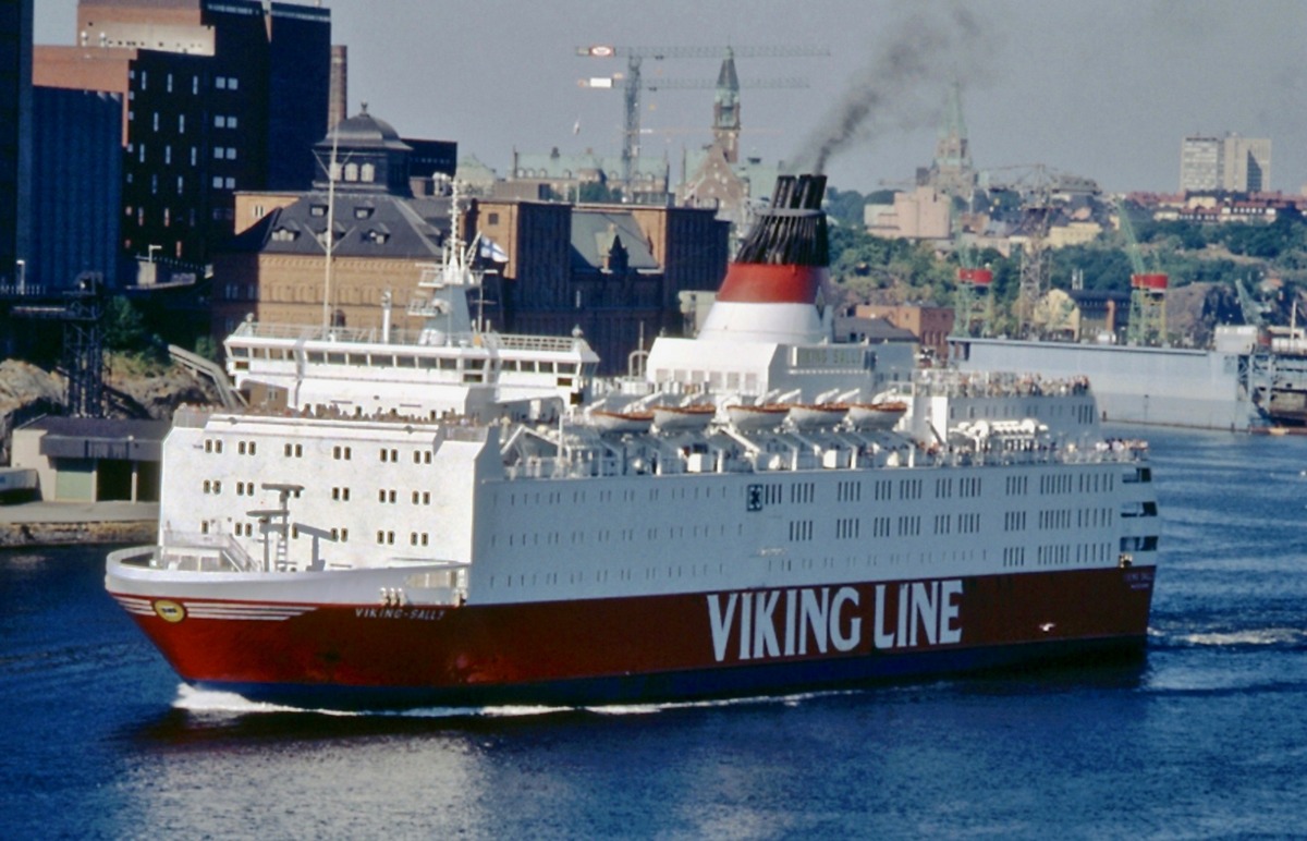 El Estonia fotografiado en los 80 con los colores de la naviera Viking Line por Pipe Sarmiento.