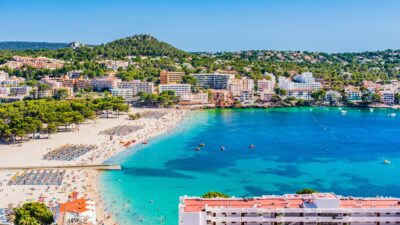 Vista de la Playa Grande en Santa Ponsa con edificios y árboles
