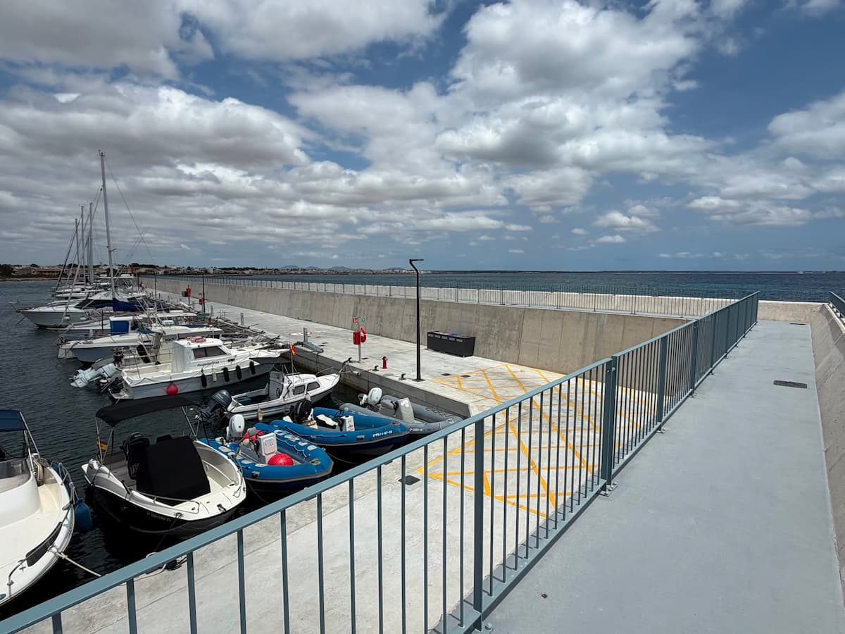 Vista del dique de abrigo en el Club Nàutic S'Estanyol con barcos amarrados.