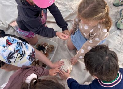 Niños participando en un taller de educación ambiental sobre el mar