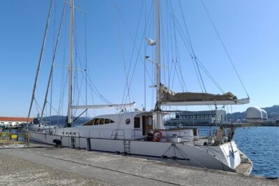 Velero Tambo atracado en un puerto con mar y cielo despejado