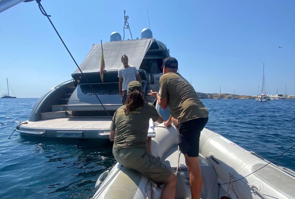 Grupo de personas en un bote de vigilancia en el mar